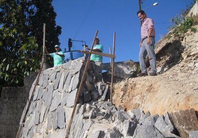 Muro De Retenção De Pedra Dura, Belamente Dobrado, Unido Com Argamassa De  Cimento. Pedra Calcária Amarela-amarela-acastanhada. Pos Foto de Stock -  Imagem de tijolo, juntado: 230338720